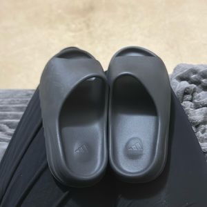Yeezy slides in onyx(black) women’s size 7.5